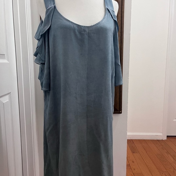 Elegant Blue Sleeveless Dress - Picture 1 of 7